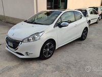 Usata Peugeot 208 68 CV (50 kW) 2013 Bianco Utilitaria