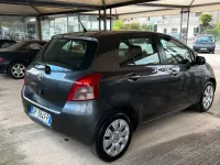 Usata Toyota Yaris 69 CV (50 kW) 2010 Grigio Utilitaria
