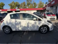 Usata Toyota Yaris Hybrid Cool 73 CV (53 kW) 2018 Bianco Berlina