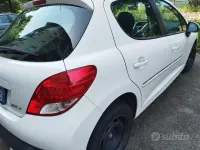 Usata Peugeot 207 75 CV (55 kW) 2013 Bianco Utilitaria