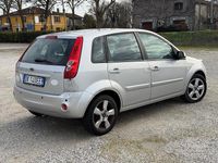 Usata Ford Fiesta Ghia 74 CV (54 kW) 2007 Grigio Utilitaria