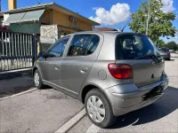 Usata Toyota Yaris 65 CV (47 kW) 2004 Argento Utilitaria