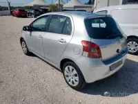 Usata Toyota Yaris Sol 69 CV (50 kW) 2011 Grigio Utilitaria