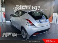 Usado Lancia Ypsilon Gold 69 HP (50 kW) 2012 Cinzento Citadino