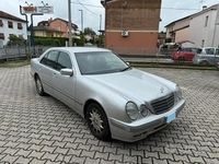 Usata Mercedes E200 Elegance 186 CV (136 kW) 2001 Argento Berlina