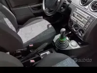 Usata Ford Fiesta Ghia 68 CV (50 kW) 2005 Grigio Utilitaria