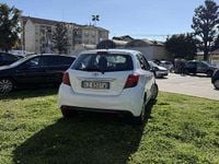 Usata Toyota Yaris Lounge 69 CV (50 kW) 2015 Bianco Utilitaria
