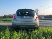 Usado Lancia Ypsilon Gold 85 HP (62 kW) 2015 Bege Citadino