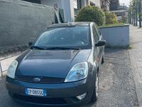 Usata Ford Fiesta 75 CV (55 kW) 2004 Grigio Utilitaria