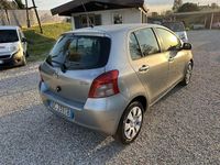 Usata Toyota Yaris Sol 69 CV (50 kW) 2006 Argento Berlina