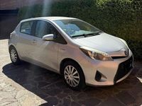 Usata Toyota Yaris Hybrid Lounge+ 75 CV (55 kW) 2014 Argento Berlina