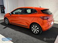 Usata Renault Clio V Equilibre 65 CV (47 kW) 2023 Orange metallizzato Berlina