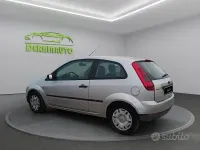 Usata Ford Fiesta Ghia 68 CV (50 kW) 2004 Grigio Utilitaria