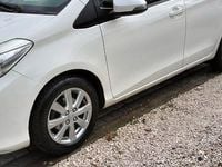 Usata Toyota Yaris Lounge 90 CV (66 kW) 2012 Bianco Berlina