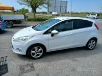 Usata Ford Fiesta 70 CV (51 kW) 2010 Bianco Berlina
