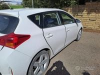 Usata Toyota Auris 126 CV (92 kW) 2013 Bianco Berlina