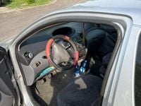 Usado Toyota Yaris 68 CV (50 kW) 2002 Gris Berlina