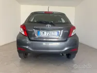 Usata Toyota Yaris Lounge 69 CV (50 kW) 2012 Grigio Utilitaria