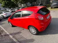 Usado Ford Fiesta 75 CV (55 kW) 2016 Rojo Utilitario