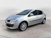 Usado Renault Clio II LE 85 CV (62 kW) 2008 Plateado Berlina
