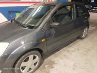 Usata Ford Fiesta 68 CV (50 kW) 2003 Grigio Berlina
