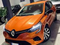Usata Renault Clio V Life 65 CV (47 kW) 2023 Arancione Berlina