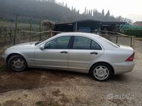 Usata Mercedes 220 125 CV (91 kW) 2006 Grigio Berlina