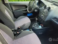 Usata Ford Fiesta 75 CV (55 kW) 2007 Grigio Utilitaria