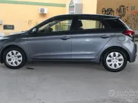 Usata Hyundai i20 Blackline 75 CV (55 kW) 2017 Grigio Berlina
