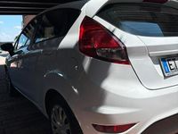 Usata Ford Fiesta 80 CV (58 kW) 2014 Bianco Utilitaria