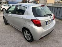 Usata Toyota Yaris Hybrid Active 73 CV (53 kW) 2016 Argento Berlina