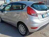 Usata Ford Fiesta 75 CV (55 kW) 2014 Grigio Utilitaria