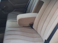 Usata Mercedes E200 122 CV (89 kW) 1987 Grigio Berlina