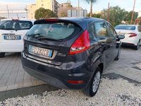 Usata Ford Fiesta 92 CV (67 kW) 2010 Grigio Utilitaria