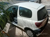 Usata Toyota Yaris 65 CV (47 kW) 2003 Bianco Utilitaria