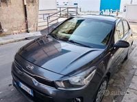 Usado Kia Rio 84 HP (61 kW) 2017 Cinzento Citadino