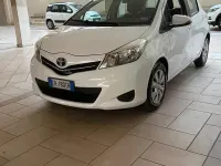 Usata Toyota Yaris Lounge 69 CV (50 kW) 2013 Bianco Utilitaria