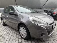 Usata Renault Clio II Dynamique 75 CV (55 kW) 2010 Grigio Berlina