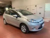 Usata Ford Fiesta 60 CV (44 kW) 2012 Argento Berlina