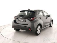 Usata Toyota Yaris Hybrid Active 92 CV (67 kW) 2025 Grigio metall. Berlina