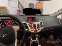 Usata Ford Fiesta Titanium 96 CV (70 kW) 2011 Bianco Utilitaria