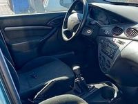 Begagnad Ford Focus 2000 Grön Sedan