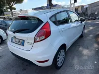 Usata Ford Fiesta 75 CV (55 kW) 2015 Bianco Utilitaria