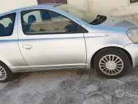 Usata Toyota Yaris 68 CV (50 kW) 2000 Grigio Utilitaria