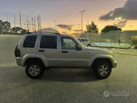 Usata Jeep Cherokee 205 CV (150 kW) 2006 Grigio SUV