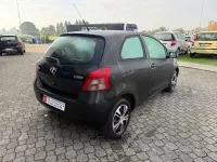 Usado Toyota Yaris 90 CV (66 kW) 2007 Gris Utilitario