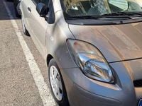 Usata Toyota Yaris 90 CV (66 kW) 2010 Argento Utilitaria
