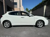 Second-hand Alfa Romeo Giulietta Distinctive 105 CP (77 kW) 2011 Alb Hatchback