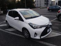 Usata Toyota Yaris Lounge 69 CV (50 kW) 2015 Bianco Utilitaria