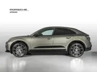 Usata Porsche Macan Turbo 469 kW (639 CV) 2024 U4 verde aventurine metallizzato SUV